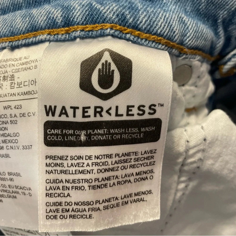 Levi’s Premium Quality Wedgie High Rise Jean Short Button Fly Size 27 Light Wash
